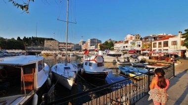 Ege bölgesi deniz ve şehir manzarası 