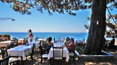 Ege bölgesi deniz ve şehir manzarası 