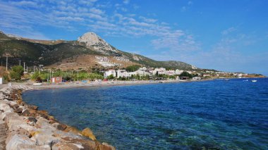 Güzel kumlu plajları ve şehir manzaralı Ege deniz manzarası 