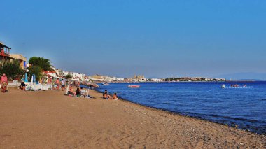 Güzel kumlu plajları ve şehir manzaralı Ege deniz manzarası 