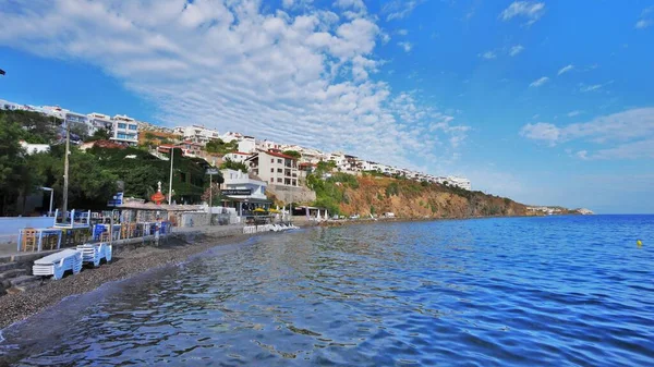 Эгейские Морские Пейзажи Красивыми Песчаными Пляжами Видом Город — стоковое фото