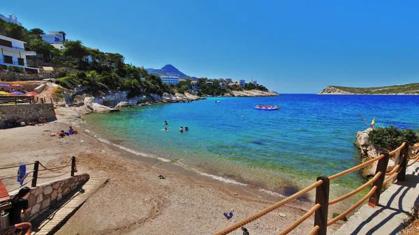 Güzel Kumlu Plajları Şehir Manzaralı Ege Deniz Manzarası — Stok fotoğraf