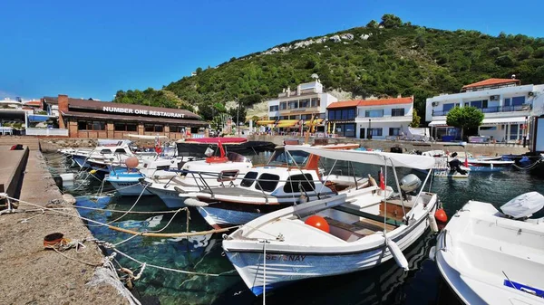 Egejské Moře Krajiny Krásnými Písečnými Plážemi Výhledem Město — Stock fotografie