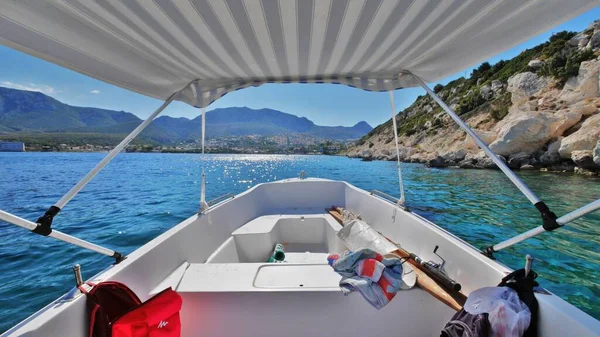 Güzel kumlu plajları ve şehir manzaralı Ege deniz manzarası 