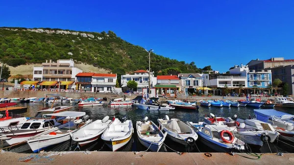 Güzel Kumlu Plajları Şehir Manzaralı Ege Deniz Manzarası — Stok fotoğraf