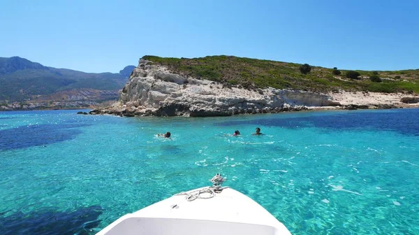 Ege Bölgesinde Bir Yaz Günü Tekne Evlerle Deniz Manzarası — Stok fotoğraf