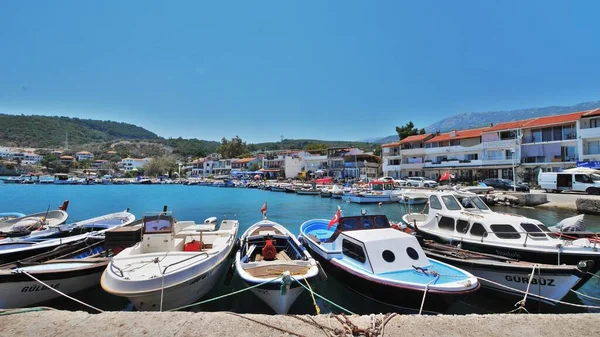 爱琴海地区夏季船只和房屋的海景 — 图库照片