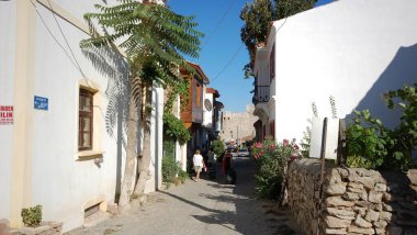 Beyaz evler, binalar ve cami manzaralı şehir ve deniz manzarası 