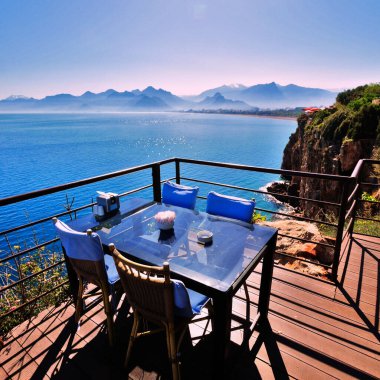 Akdeniz güzelliği, deniz ve dağların panoramik manzaraları ve mimari ayrıntılar. 