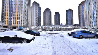 Ankara göl gezisi, karlı donmuş göl ve yüksek binalarla dolu 