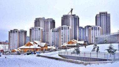 Ankara göl gezisi, karlı donmuş göl ve yüksek binalarla dolu 