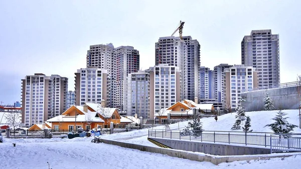 Экскурсия Городу Анкара Озером Замерзшим Озером Снегом Высокими Зданиями — стоковое фото