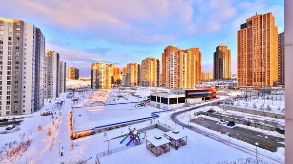 Экскурсия Городу Анкара Озером Замерзшим Озером Снегом Высокими Зданиями — стоковое фото