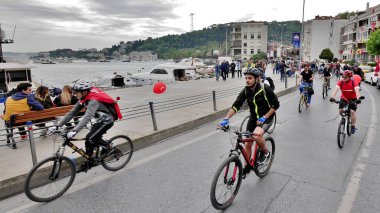 İstanbul 'da İstanbul Boğazı' nın yanındaki bisiklet yarışı 