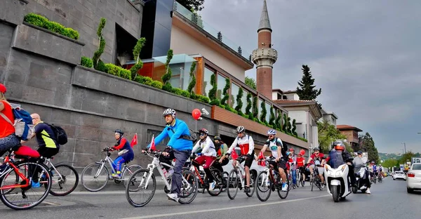 伊斯坦布尔博斯普鲁斯河边的自行车比赛 — 图库照片