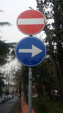 Salıncaklı ve park manzaralı çocuk parkı