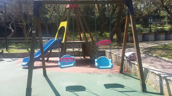 Aire Jeux Pour Enfants Avec Balançoires Vue Sur Parc — Photo