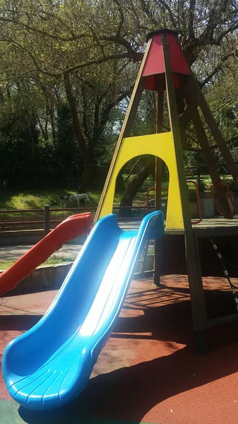 Kinderspielplatz Mit Schaukeln Und Parkblick — Stockfoto