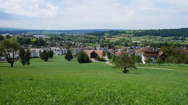 Ein Tag Rund Den See Mit Menschensilhouetten — Stockfoto