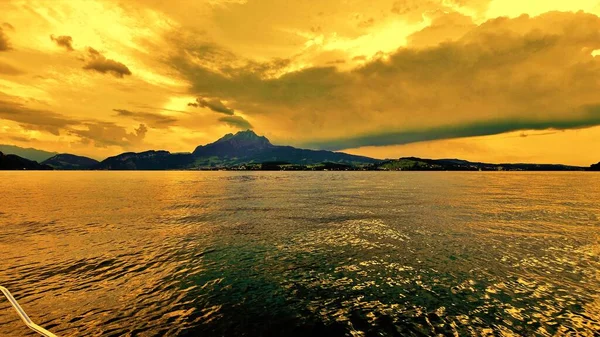 Kota Dan Danau Swiss Pemandangan Luzern Dengan Perahu Stok Gambar