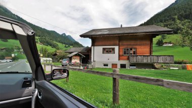 Manzaralı ve evli İsviçre Alpleri 