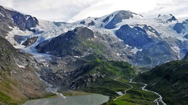 Yol gezisinde İsviçre dağlarının panoramik manzarası 