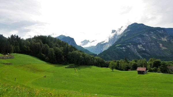 Schweizer Alpen Mit Schöner Aussicht Und Häusern — Stockfoto