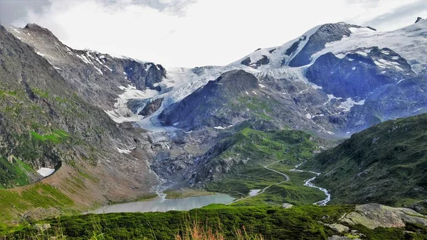 路途中的瑞士山脉全景 — 图库照片