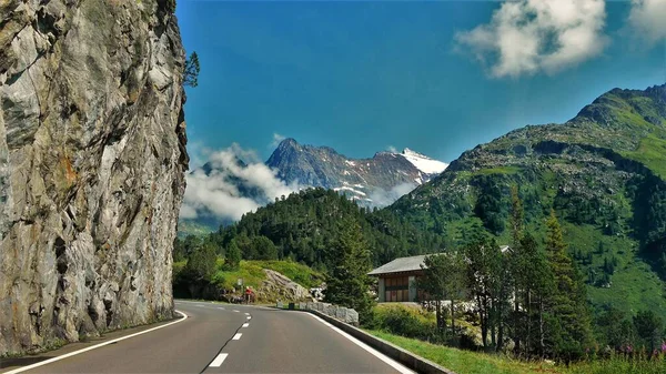 Pegunungan Alpen Swiss Dengan Pemandangan Jalan Dan Pemandangan Indah Stok Foto Bebas Royalti