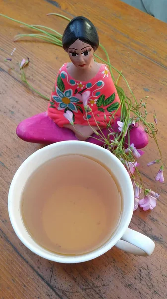 Cup Tea Wooden Table Pink Flowers Sitting Woman Figure Concepts — Stock Photo, Image