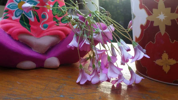 Ahşap Bir Masada Üzerinde Pembe Çiçekler Olan Bir Fincan Çay — Stok fotoğraf