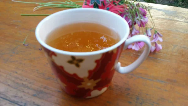 Uma Xícara Chá Uma Mesa Madeira Com Flores Rosa Sentado — Fotografia de Stock