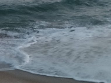 Barselona, İspanya kumlu plajlar, dalgalar ve şehir gün batımında 