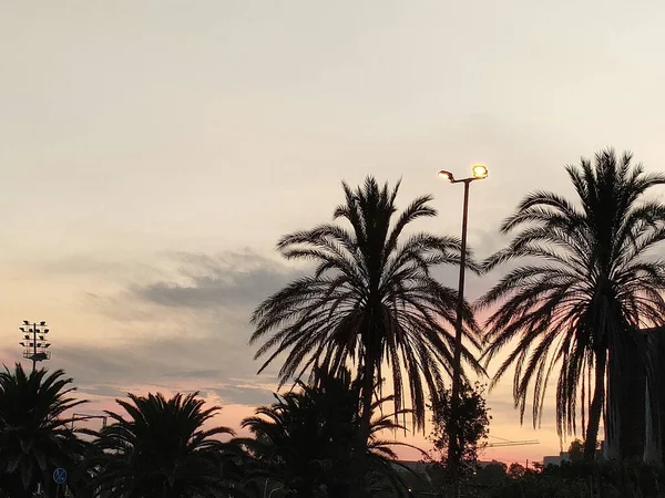 Barcelona Spanien Sandstrände Wellen Und Stadt Bei Sonnenuntergang — Stockfoto