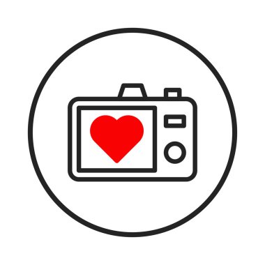 Resim, merkezde kalbi olan bir kamera ikonunu gösteriyor. Teknolojiyi duygularla yaratıcı bir şekilde birleştiriyor. Aşkı, yaratıcılığı ve fotoğraf çekme tutkusunu çağrıştırıyor.