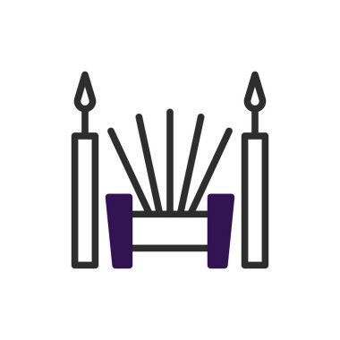 Şekillendirilmiş bir çubuk kümesinin etrafını saran iki basit mumun yer aldığı minimalist bir grafik tasviri. Görüntü, huzurlu bir tefekkür ya da sade bir şenlik hissi yaratıyor.