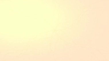 Yumuşak sarıdan yumuşak pembeye dönüşen hassas bir pastel eğilim, ince çatlak desenleri ile örtülmüş, dokulu bir etki için..