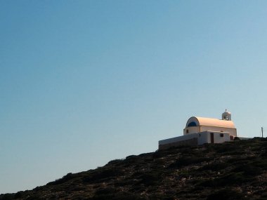 Dhonoussa, Cyclades adaları, Yunanistan, alacakaranlıkta tepedeki köy şapeli
