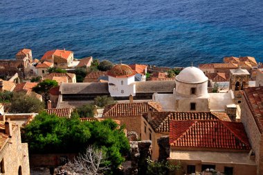 Yunanistan 'ın Monemvassia kentindeki eski kalenin ayrıntıları, şafakta, arka planda mavi deniz ile birlikte.