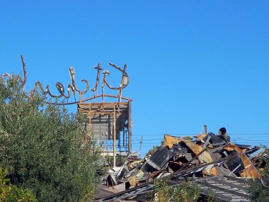 Harap olmuş ve yanmış bir kafe restoranının harabeleri.