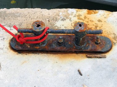 Kırmızı ipli Rusty Bollard.