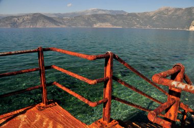 Deniz kenarındaki paslı parmaklıkların ayrıntıları, Alepochori kasabası, Yunanistan