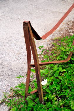 Yol kenarındaki paslı, eğri metal işçiliğinin soyut ayrıntıları, Yunan kırsal kesimi.