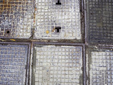 Yunanistan 'da kısmen paslı metal erkek delikleri