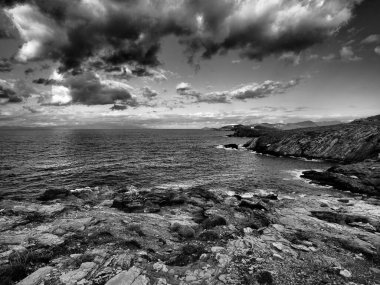 Cyclades 'teki Kea Adası' nın kayalık kıyı şeridi boyunca çekilmiş yüksek kontrastlı tek renkli kıyı manzaraları koleksiyonu. Karanlık, hızlı hareket eden kümülonimbus ve stratocumulus bulutları dokulu Ege Denizi 'nin üzerindeki gökyüzüne hakim olurken engebeli uçurumlar...