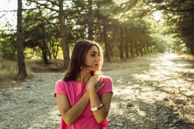 Güneş arka plan güzel genç kadın portresi