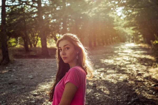 Retrato de la hermosa mujer joven en contra del fondo del sol —  Fotos de Stock