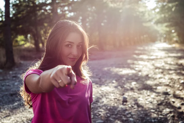 Retrato de la hermosa mujer joven en contra del fondo del sol —  Fotos de Stock