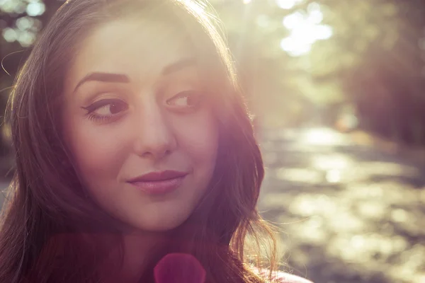 Retrato de chica hermosa primer plano con la luz del sol —  Fotos de Stock