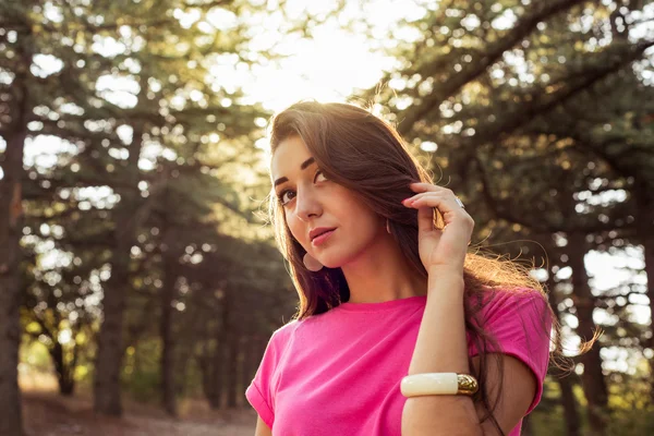 Retrato de chica hermosa primer plano con la luz del sol —  Fotos de Stock